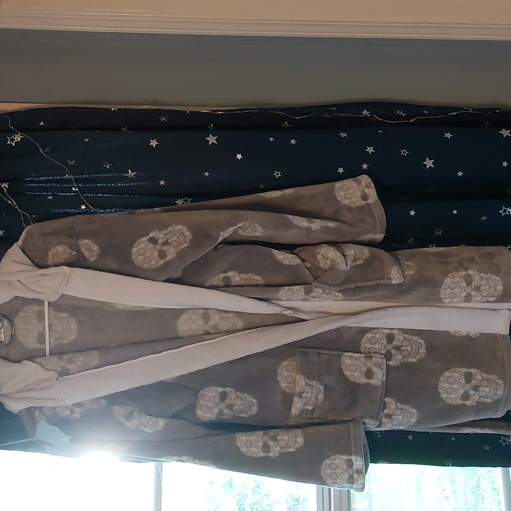 Adorable skull robe